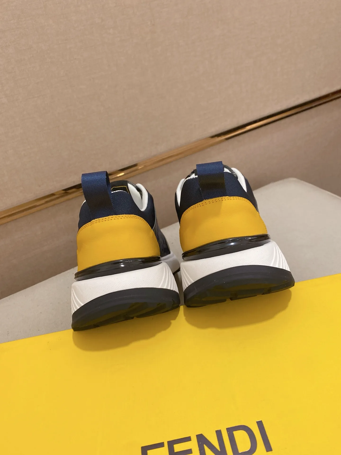 Men's shoes 💰 462💰 (FENDI) New style 👊🏻 upper 🇮🇹 imported cowhide fabric 🇩🇪 lining imported sheepskin lining. The original outsole is molded to highlight the identity of every man, and the upper foot is stable and stable🚶🏻🚶🏻The high-end custom counters reproduce the original version📯No matter the wind or rain, the shoe last remains unchanged and can withstand the verification of time🔍️,🔵 Size: 38-44 (45 is custom-made and cannot be returned or exchanged
